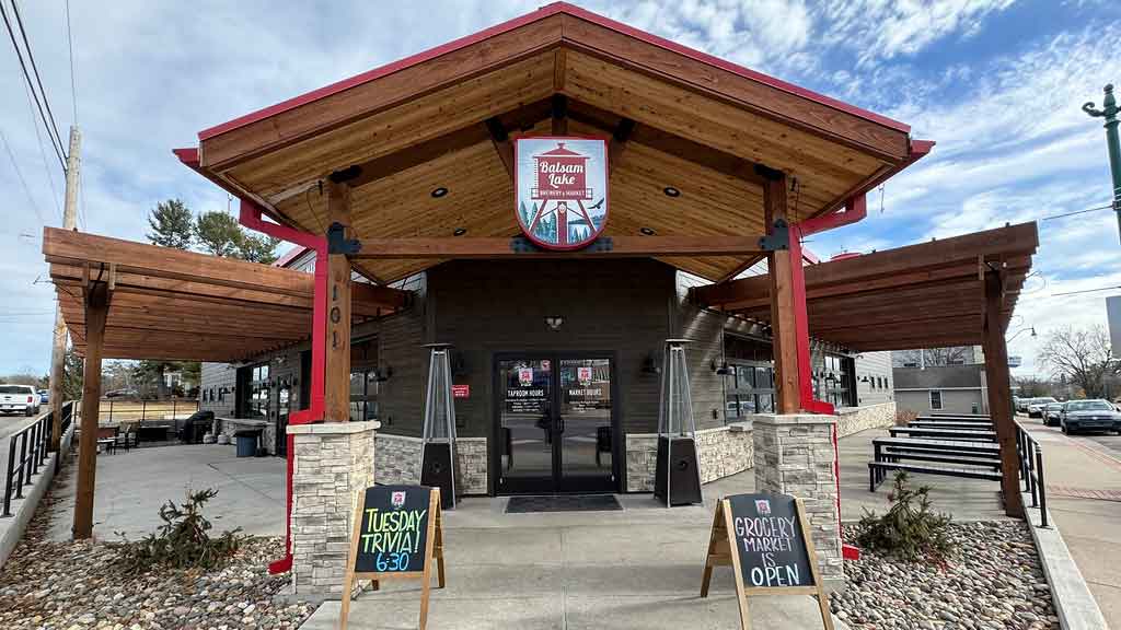 Front entrance of a boston market restaurant with signs promoting daily specials and events.